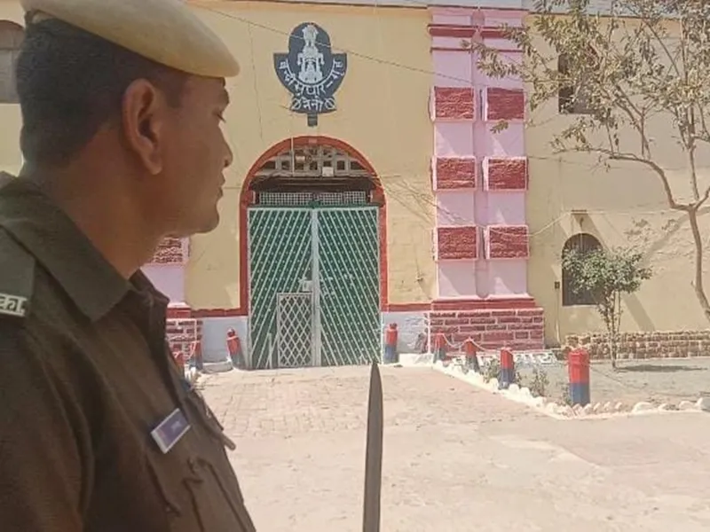 प्रयागराज: नैनी जेल में मुलाकाती घी के डिब्बे में लेकर पहुंचा मोबाइल, गिरफ्तार 