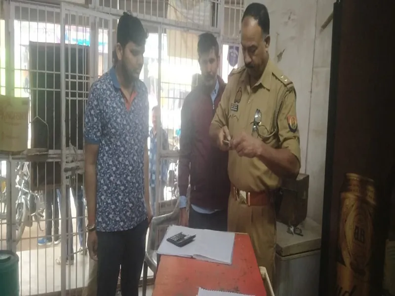 हरदोई: पड़ोस की दुकान का शटर तोड़कर अंग्रेजी शराब और बीयर की शॉप में घुसे चोर, नकदी समेत लाखों का माल लेकर हुए चंपत