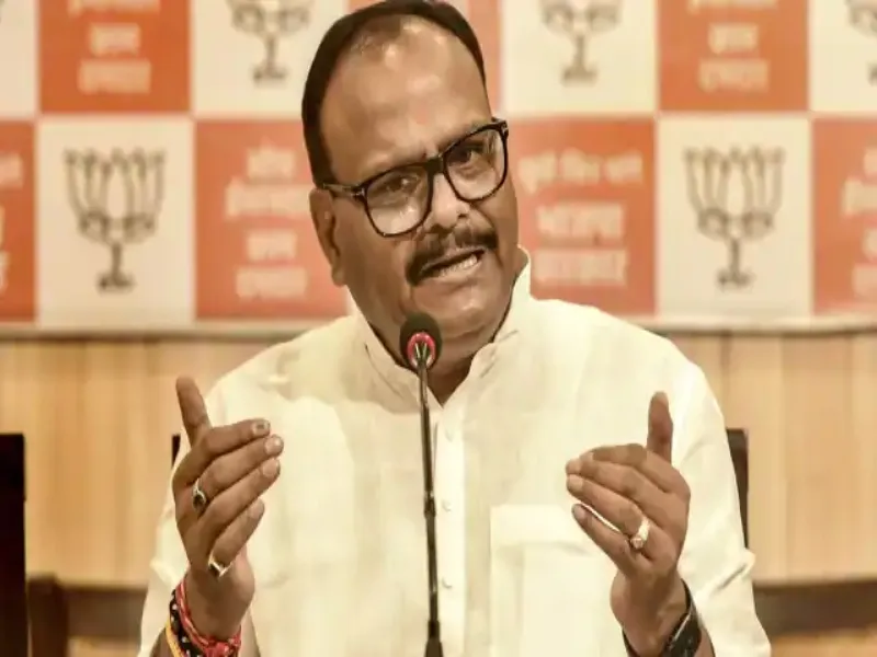 डिप्टी CM ब्रजेश पाठक ने सपा पर लगाए गंभीर आरोप, बोले- अखिलेश यादव को मिलना चाहिए भ्रष्टाचार भूषण Award