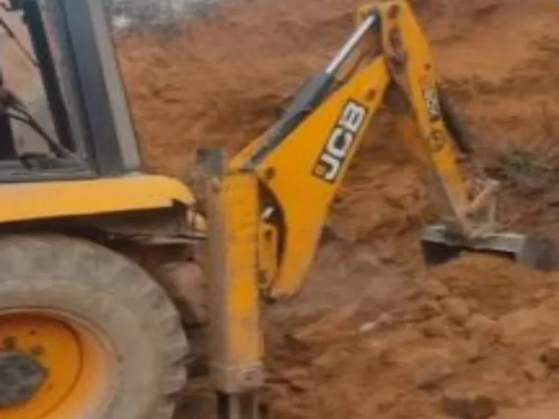 रायबरेली: मोबाइल पर बात कर रहे बाइक सवार को जेसीबी ने रौंदा, मौके पर ही तोड़ा दम   