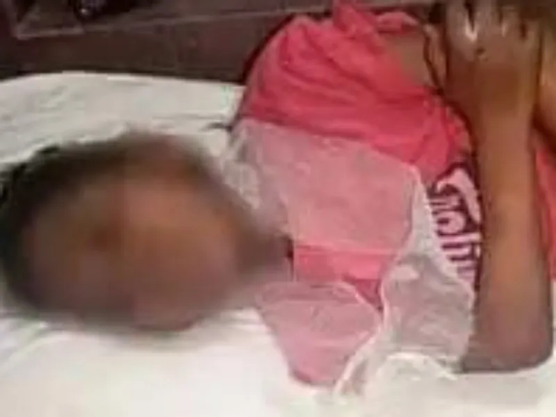 बेरहमी: गोद ली हुई बच्ची को प्रेस से जलाया, पूरे शरीर पर दिए चोट के नीले निशान, पुलिस ने दंपति को किया गिरफ्तार    