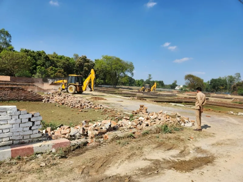 LDA  Action : 40 बीघा जमीन में बिना मानचित्र निर्माण किया गया ध्वस्त