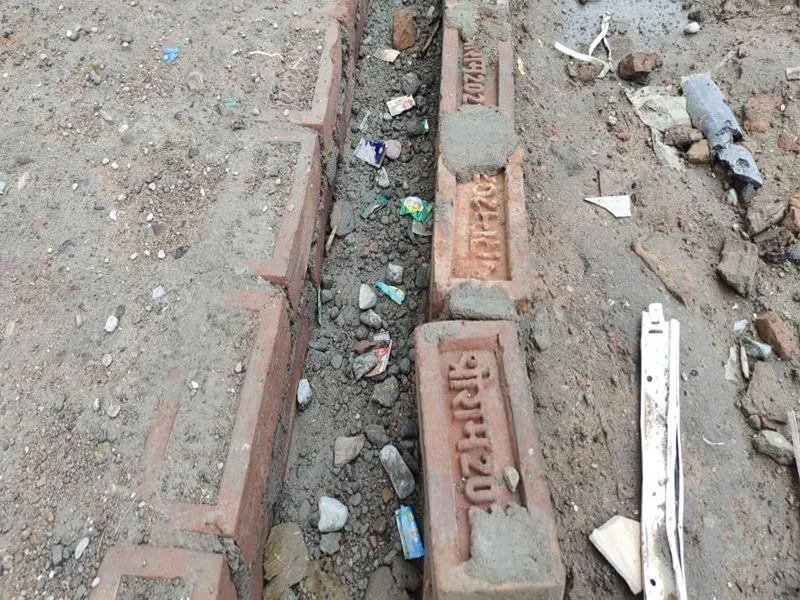 अयोध्या: राम नाम लिखे ईटों से हो रहा नाली निर्माण, भड़के संत