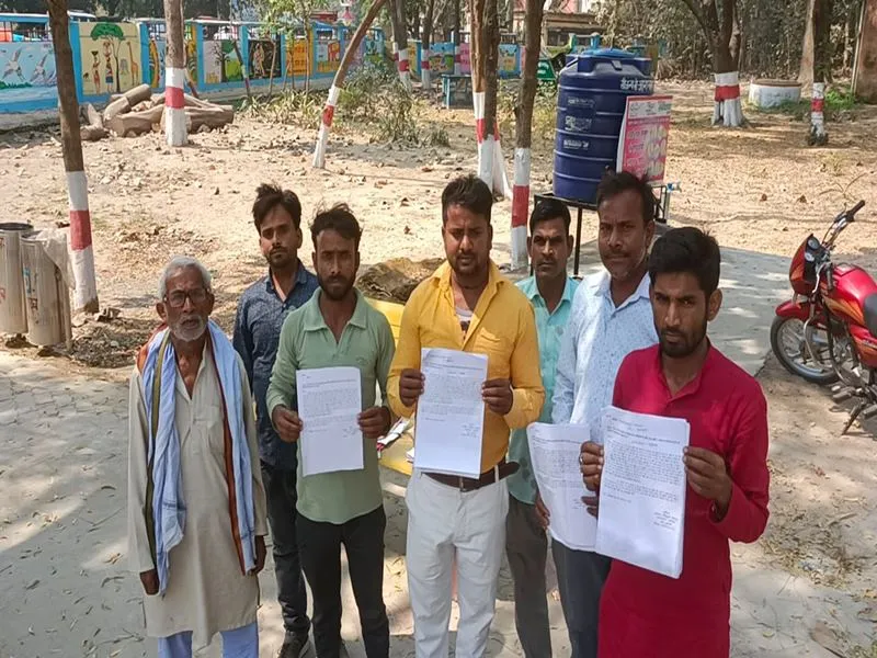 बहराइच: कटान से बचाव के लिए उपाय करे जिला प्रशासन, ग्रामीणों ने नारेबाजी करते हुए डीएम को सौंपा ज्ञापन 