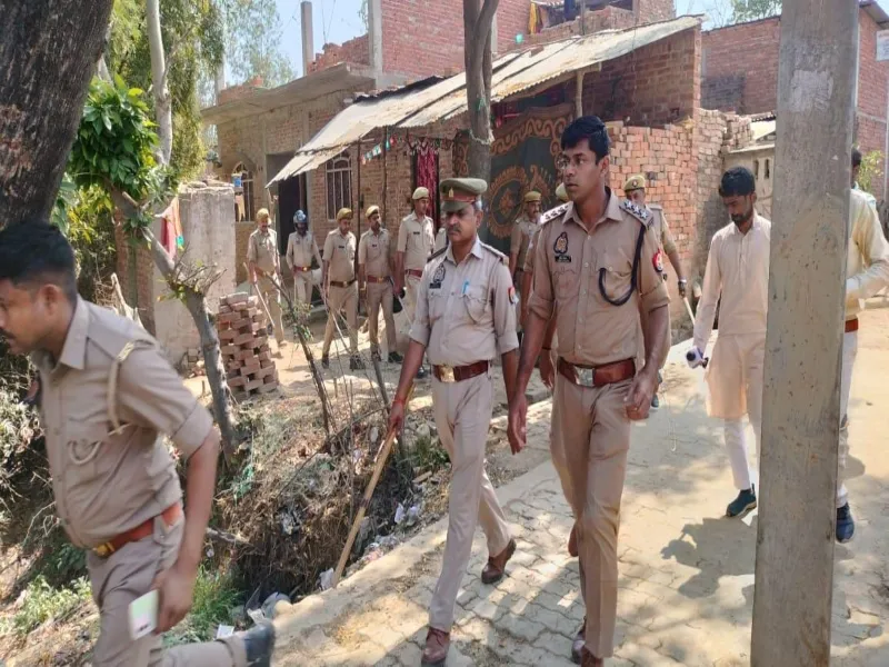 बाराबंकी में बच्चों के विवाद में भिड़े दो पक्ष, जमकर चली गोलियां और बम, गांव में भारी पुलिस बल तैनात