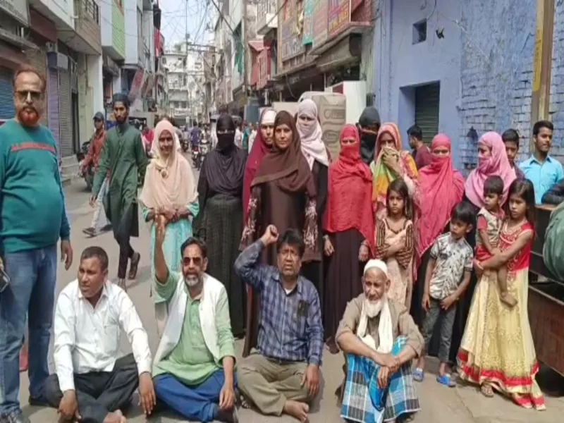 बिजली संकट: प्रयागराज में परेशान लोगों ने बहादुरगंज चौराहे को जाम कर मुर्दाबाद के नारे लगाए