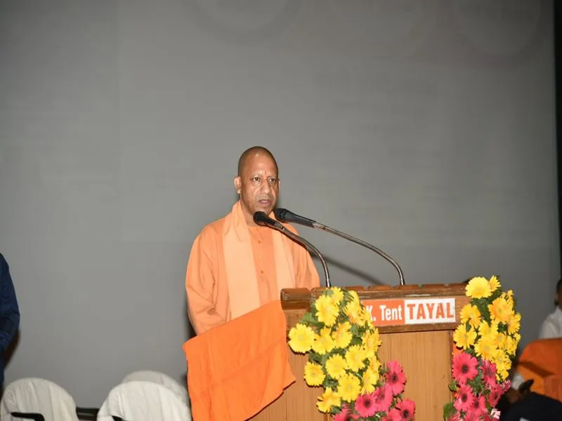 गोरखपुर में बोले सीएम योगी- सबका संबल बन रही संवेदनशील सरकार