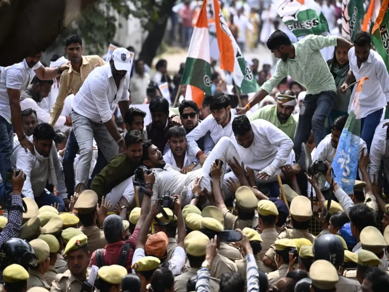 Video: लखनऊ में पुलिस से भिड़े कांग्रेस कार्यकर्ता, राजभवन के रास्ते में तोड़ी बैरिकेडिंग, कई गिरफ्तार 