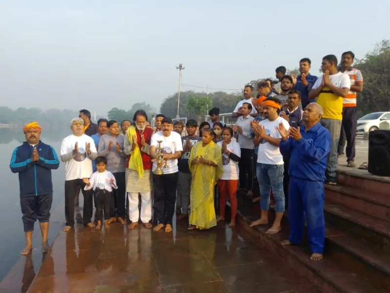 लखनऊ: गोमती से कचरा सहित अपशिष्ट पदार्थ निकाला, पर्यावरण संरक्षण का दिया संदेश 