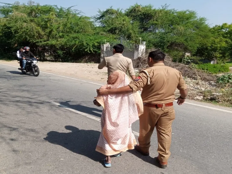 जब कोतवाल ने लाचार वृद्धा को सड़क कराई पार… 