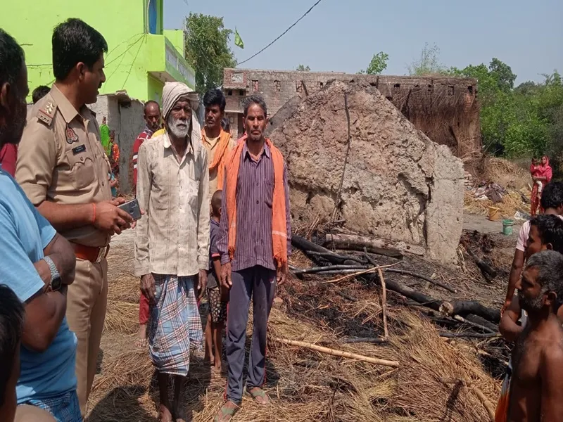 बहराइच: चिंगारी से दो मकान में लगी आग, लाखों का नुकसान