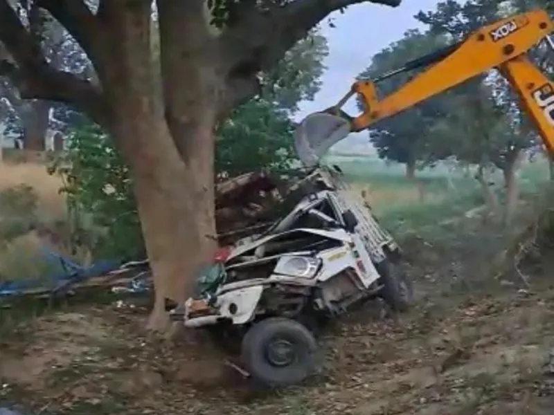 Kanpur Ghatampur Accident: पेड़ से टकराकर पिकअप के उड़े परखच्चे, तीन की मौत-पांच घायल