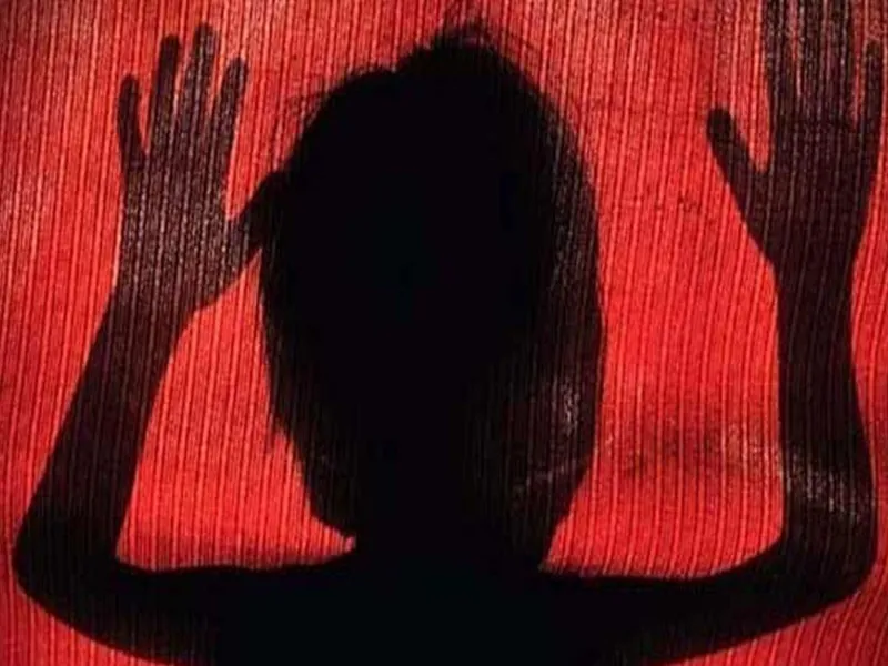 आगरा: पड़ोसी युवक पर 9 साल की बच्ची से दुष्कर्म करने का आरोप, सिर पर पत्थर से किये कई वार