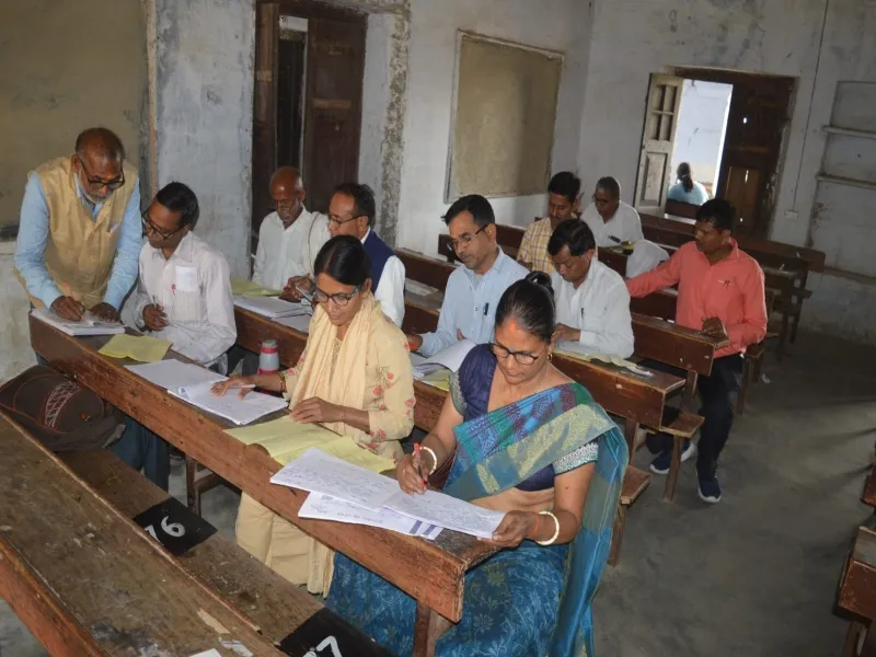 अयोध्या: अव्यवस्थाओं के बीच शुरू हुआ बोर्ड परीक्षा की उत्तर पुस्तिकाओं का मूल्यांकन