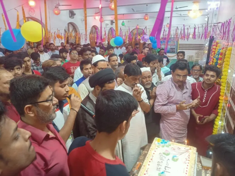शब-ए-बारात: कब्र की गईं रोशन, आतिशबाजी के साथ मना जिंदा इमाम का जन्मदिन 