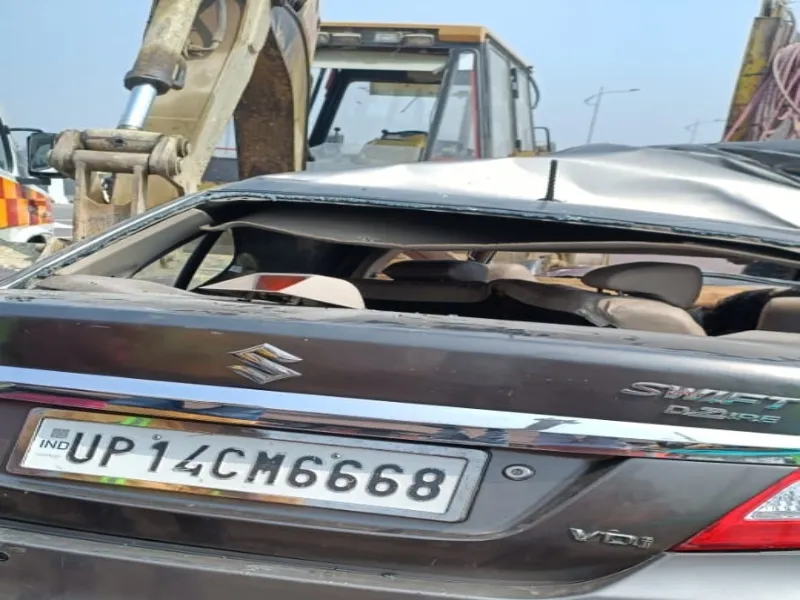 सुल्तानपुर में भीषण सड़क हादसा, खड़े डम्पर से भिड़ी स्विफ्ट डिजायर, 5 की मौत  