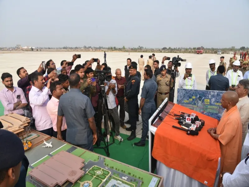 विस्थापित व्यापारियों को शॉपिंग सेन्टर में पुनर्वास का किया जा रहा है प्रयास :CM योगी आदित्यनाथ  