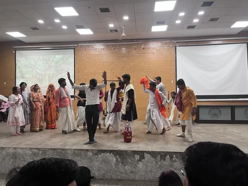 अयोध्या: अवध विश्वविद्यालय के छात्रों ने ग्रामीण परिदृश्य पर किया नाट्य मंचन