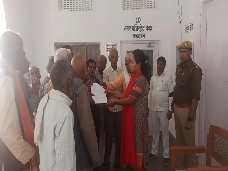 बहराइच: वेतन के लिए जन स्वास्थ्यरक्षकों ने किया प्रदर्शन, सौंपा ज्ञापन 