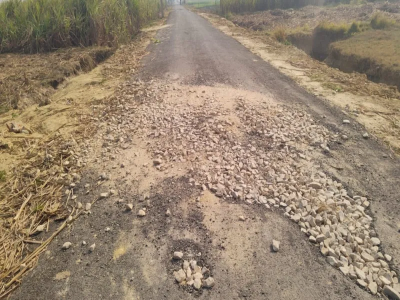 अयोध्या: दो महीने में ही उखड़ गई सड़क, ग्रामीणों ने DM से की शिकायत  