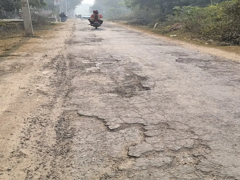 अयोध्या: गड्ढों में तब्दील हुई अमानीगंज ब्लॉक की कई सड़कें, राहगीर परेशान