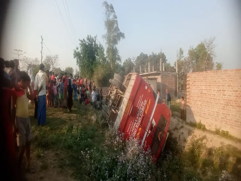 बहराइच: जोलाहन पुरवा गांव के यात्रियों से भरी बस पलटी, दर्जनों घायल, ड्राइवर और कंडक्टर फरार