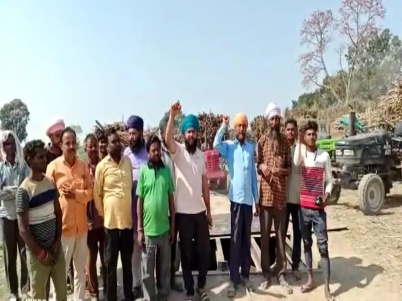 बहराइच: गन्ना घटतौली को लेकर किसानों का प्रदर्शन, जिला गन्ना अधिकारी से की शिकायत