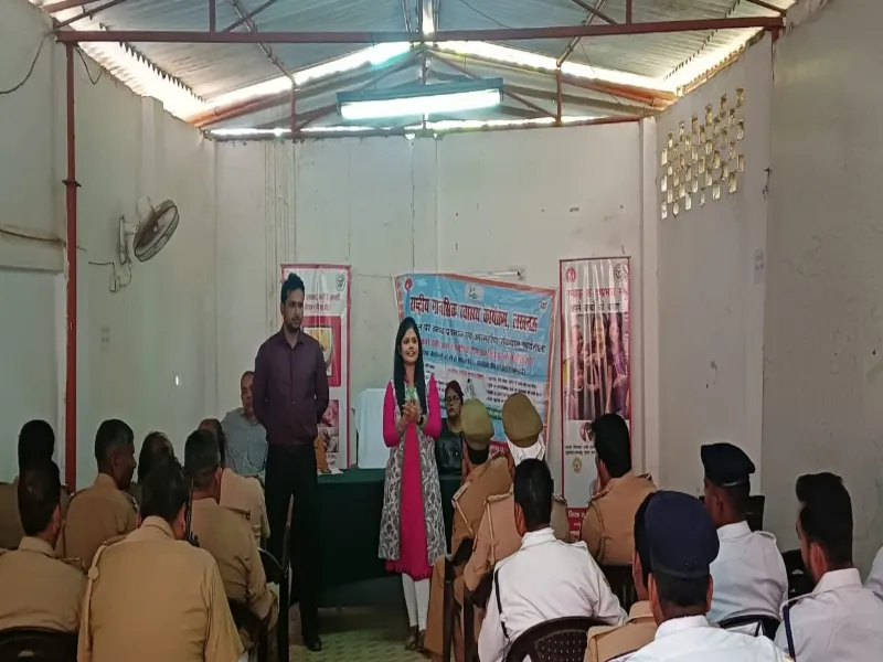 लखनऊ: यातायात कर्मियों को दिए तनाव से बचाव के टिप्स
