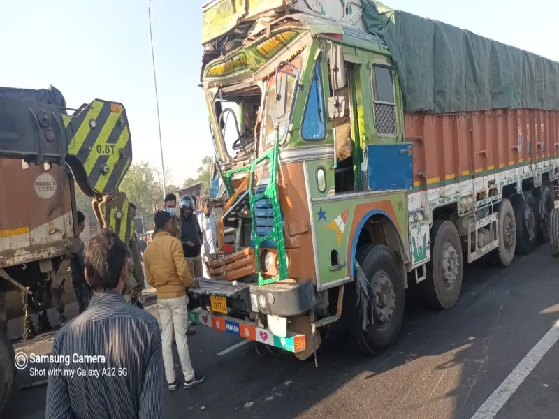 अयोध्या-लखनऊ हाइवे पर भिड़े तीन वाहन, दो लोग घायल 