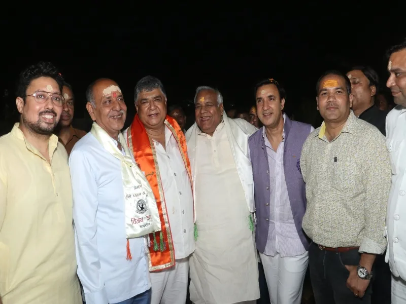 कानपुर: होली मिलन के बहाने, विजय कपूर की BJP में धमाकेदार एंट्री