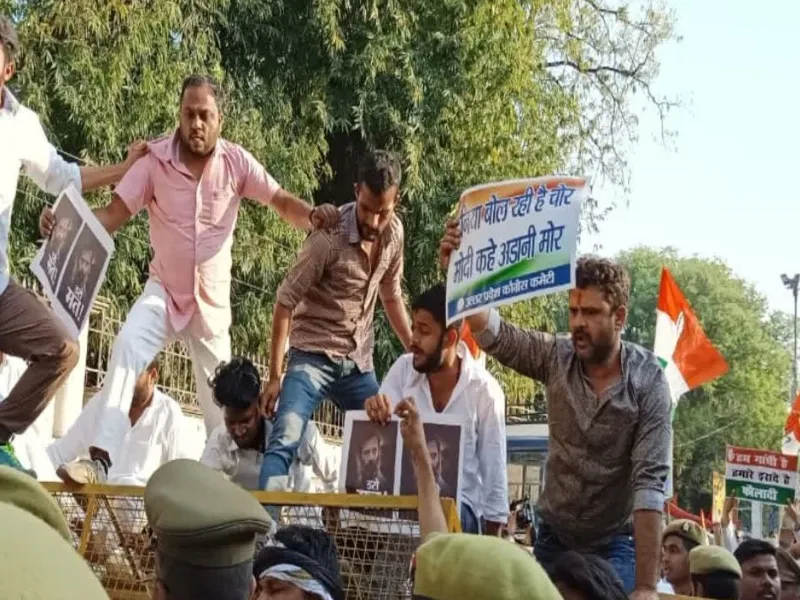 लखनऊ: राहुल गांधी को सजा सुनाये जाने पर कांग्रेस का प्रदर्शन, कई नेताओं को पुलिस ने लिया हिरासत में