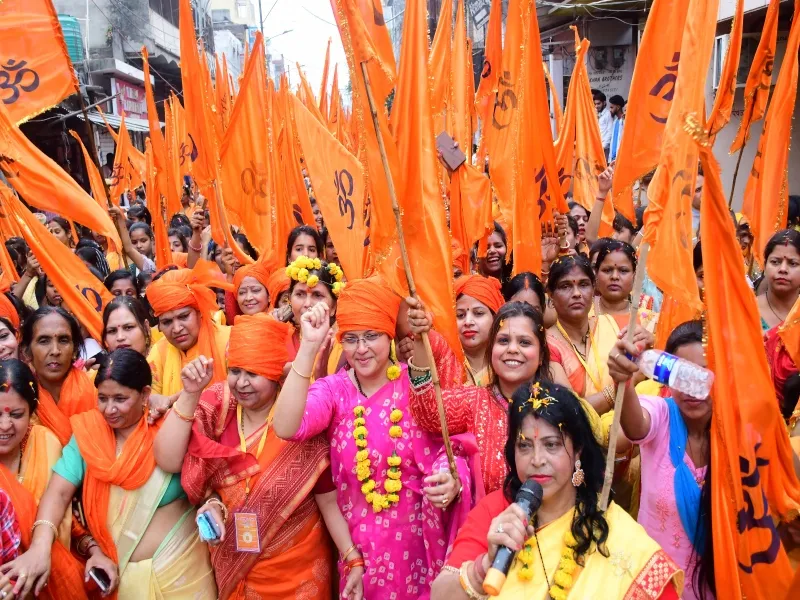 बाराबंकी: नव संवत्सर की अगवानी को सड़क पर उतरी संघ परिवार से जुड़ी मातृशक्ति