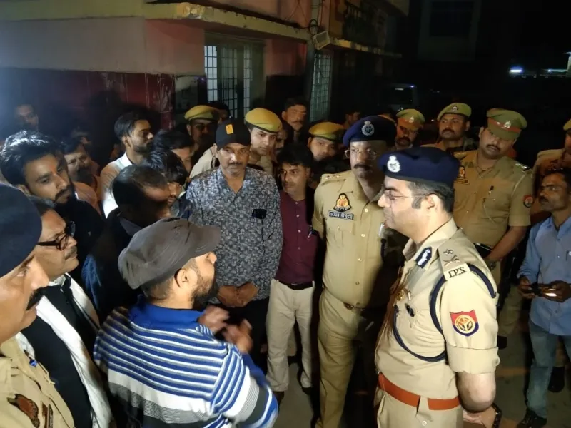 हरदोई में दिनदहाड़े हत्या की वारदात का IG ने लिया संज्ञान, घटनास्थल पर पहुंचे, दिए सख्त निर्देश   