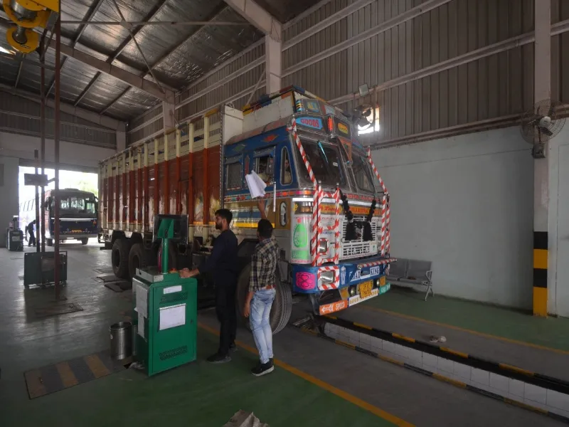 लखनऊ: Commercial वाहनों के फिटनेस सेंटर ने पकड़ी रफ्तार, एक दिन में 117 वाहन पास
