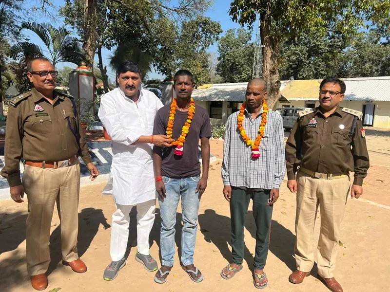 हरदोई: जेल की कैद से आजाद हुए कैदी, शिवपाल सिंह जनकल्याण संस्थान ने कराई रिहाई 