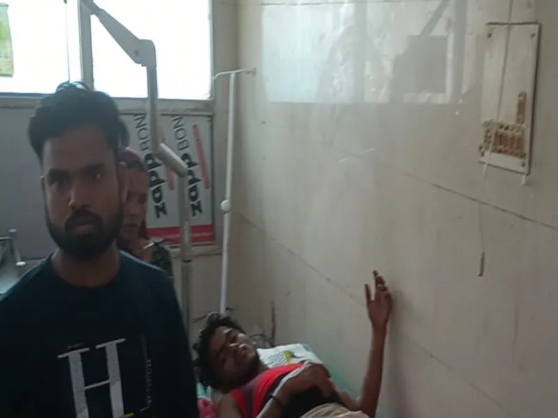 बहराइच: घर की सफाई के दौरान गिरी मिट्टी की दीवार, दो घायल 