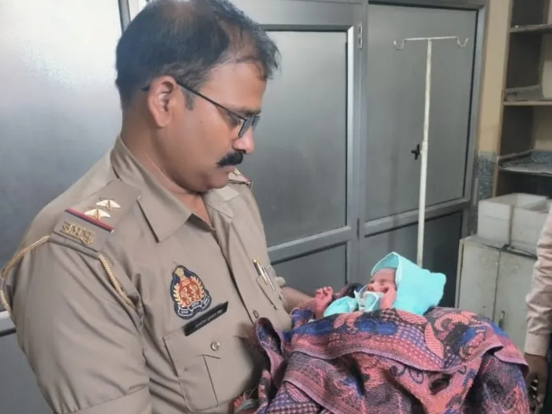 प्रयागराज: कंटीली झाड़ियों में नवजात बच्ची को फेंका, पुलिस ने चाइल्ड लाइन को सौंपा