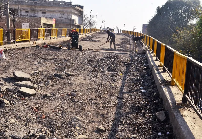 मुरादाबाद : होली से पहले शुरू होगा संभल फाटक पुल, लोक निर्माण विभाग के अधिकारी तेजी से करा रहे मरम्मत