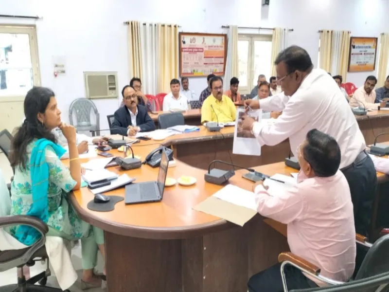गंगा एक्सप्रेस-वे निर्माण में आने वाले अवरोध तत्काल किए जाएं दूर :DM 