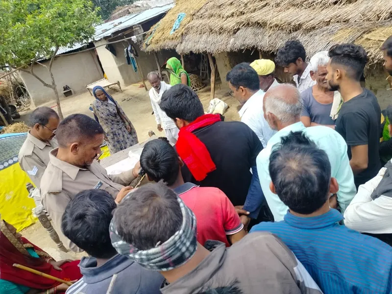 अमेठी: प्रेमिका के गम में पेड़ से लटककर प्रेमी ने दे दी जान, परिजनों में कोहराम, जानें पूरा मामला