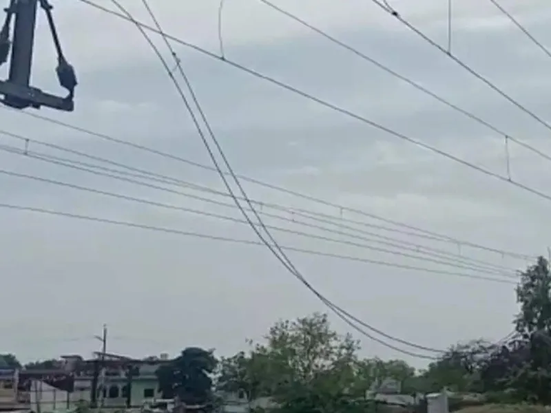 लखनऊ-कानपुर रूट पर ढाई घंटे तक ठप रहा ट्रेनों का संचालन