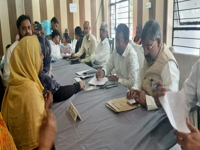  अयोध्या: लेखपाल और प्रधान का कारनामा सुन दंग रह गए डीएम, दिए कार्रवाई के निर्देश, जानें मामला 