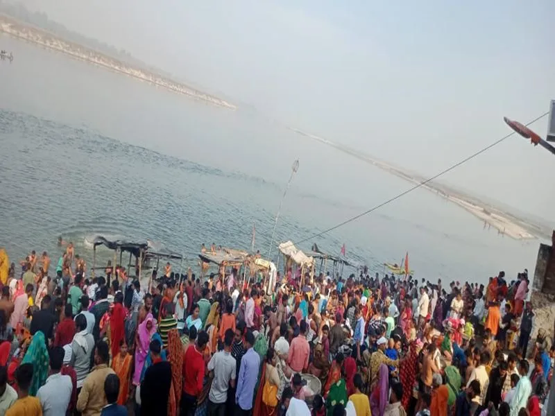 रायबरेली: फाल्गुन मास पूर्णिमा पर लाखों श्रद्धालुओं ने गंगा में लगाई डुबकी