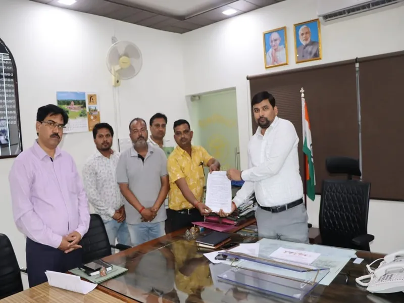 चित्रकूट: चर्चा में है पुरानी बाजार स्थित रामलीला भवन, केशरवानी समाज के लोगों ने दिया डीएम को ज्ञापन