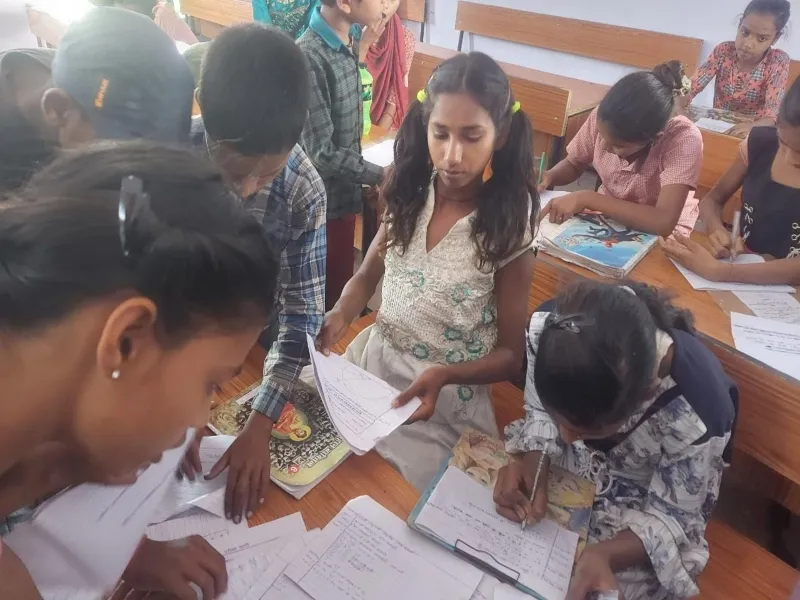 हरदोई: किताब से करवाई जा रही नकल , वार्षिक परीक्षा बनी मखौल
