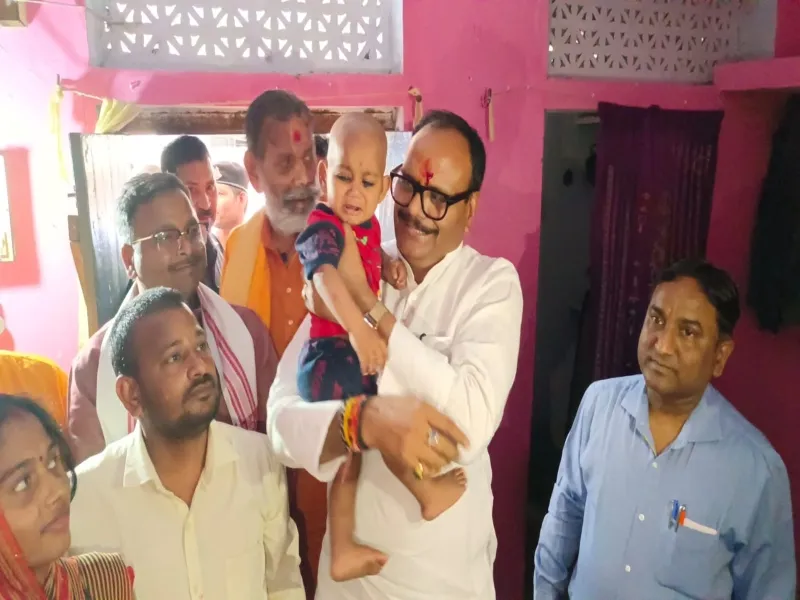 हमीरपुर: वादा निभाने के लिए उपमुख्यमंत्री ने तोड़ा प्रोटोकाल, नन्हें ब्रजेश से मिलने पहुंचे घर