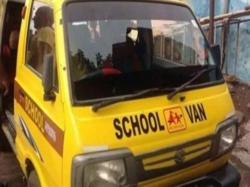 लखनऊ: स्कूली वाहनों में ओवरलोडिंग या मानकों की अनदेखी पर पुलिस करेगी कड़ी कार्रवाई  