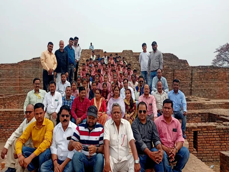 बहराइच: शैक्षिक भ्रमण के लिए श्रावस्ती पहुंचा छात्रों का दल