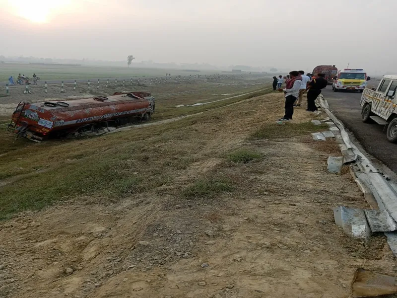 सुलतानपुर: पूर्वांचल एक्सप्रेसवे पर वनरोज से टकराकर पलटा  टैंकर, चालक व क्लीनर घायल 