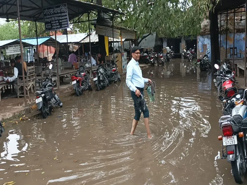 बहराइच: रात भर हुई बारिश से जगह-जगह हुआ जलभराव, तहसील परिसर बना नाला, देखें वीडियो